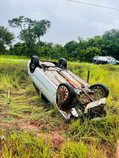 Imagem da notícia Colisão com capivaras faz Voyage capotar entre Costa Rica e Figueirão e deixa condutor gravemente ferido